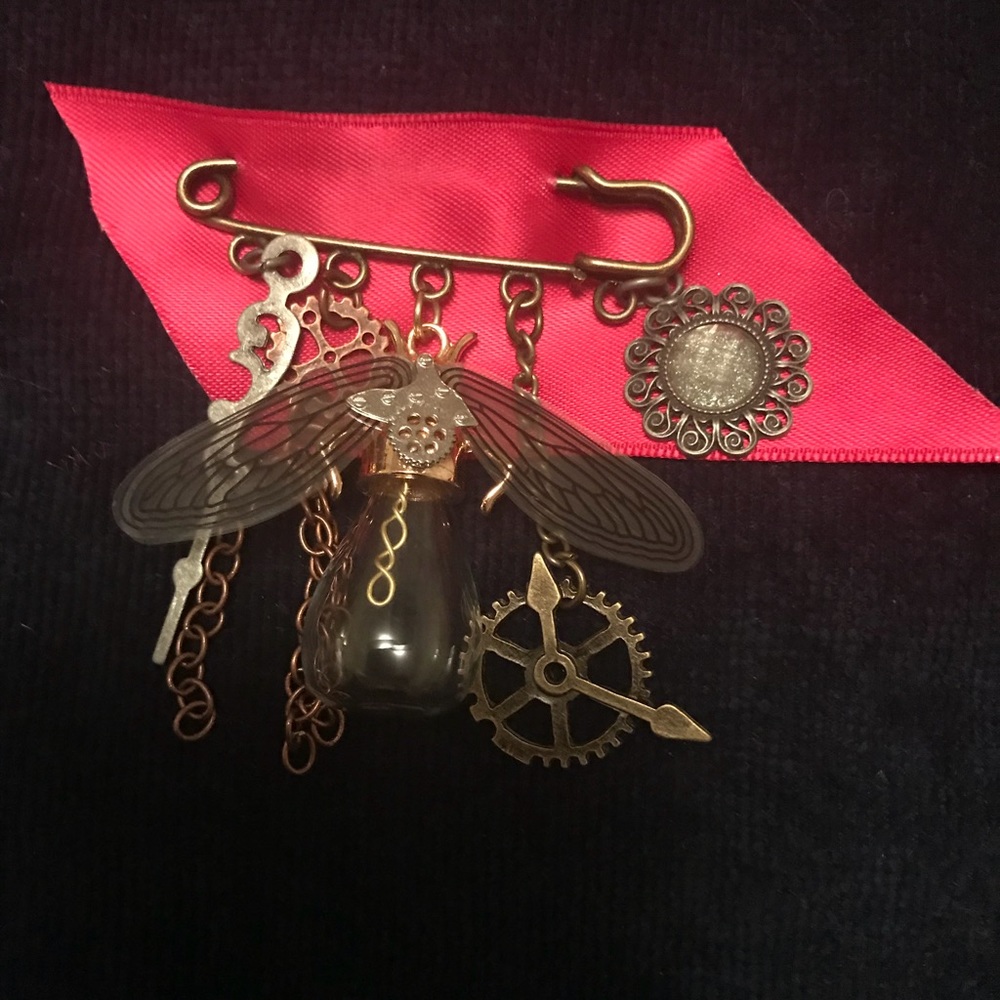 Vintage style pin